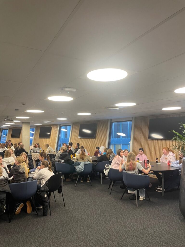 Kåsen-invasjon på landskamp: – En fantastisk gjeng på tur!