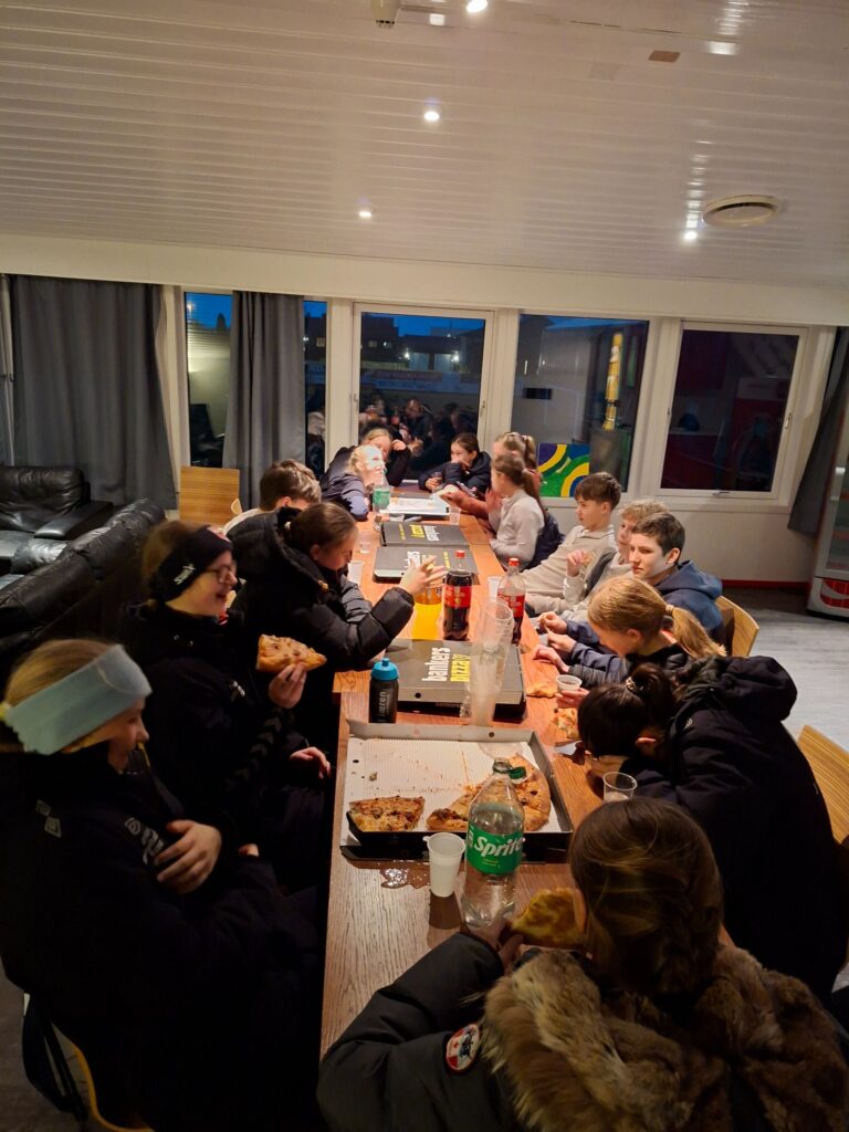 Full rulle og pizzafest på sesongens klubbdommer kick-off!